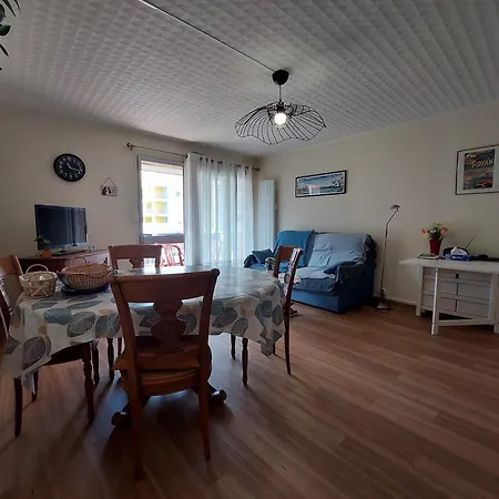 Spacieux 2 Pieces Avec Balcon Et Parking Proche Gare, - Fr-1-550-93 Apartment Royan