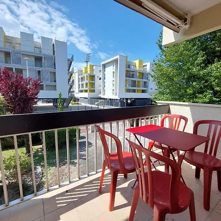 Apartment Spacieux 2 Pieces Avec Balcon Et Parking Proche Gare, - Fr-1-550-93 Royan